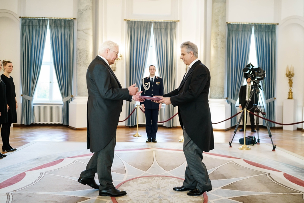 Der neu zu akkreditierende Botschafter Jordaniens, Fayiz Khouri, übergibt sein Beglaubigungsschreiben an Bundespräsident Steinmeier (© Bundesregierung/Denzel) Der neu zu akkreditierende Botschafter Jordaniens, Fayiz Khouri, übergibt sein Beglaubigungsschreiben an Bundespräsident Steinmeier