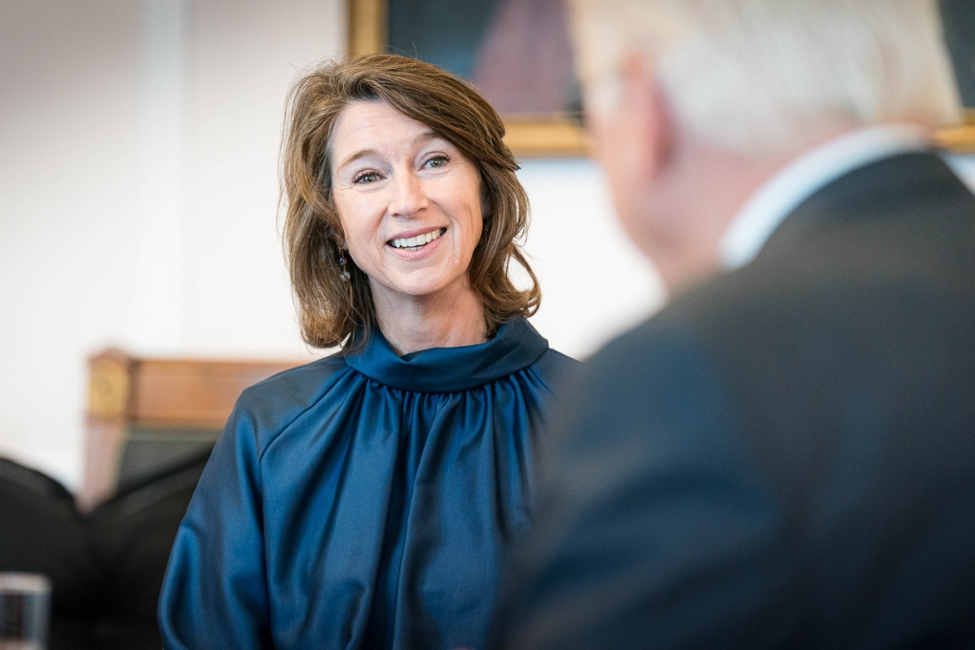 Die neu akkreditierte Botschafterin der Niederlande, Hester Marie-Jeanne Somsen, während ihres Gesprächs mit Bundespräsident Steinmeier in dessen Amtszimmer (© Bundesregierung/Denzel) Die neu akkreditierte Botschafterin der Niederlande, Hester Marie-Jeanne Somsen, während ihres Gesprächs mit Bundespräsident Steinmeier in dessen Amtszimmer