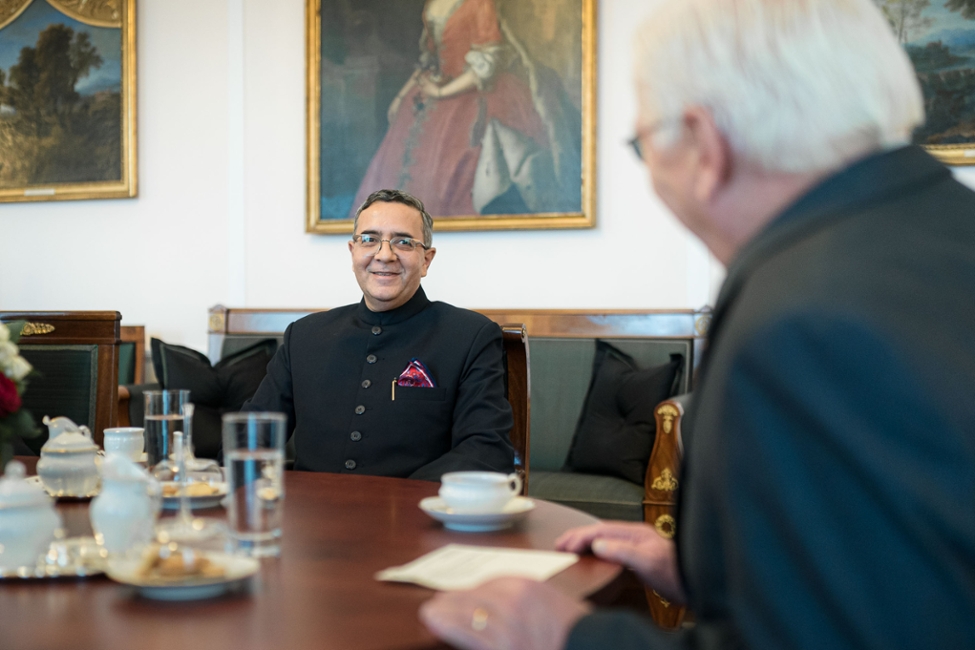 Der neu akkreditierte Botschafter Indiens, Ajit Vinayak Gupte, während seines Gesprächs mit Bundespräsident Steinmeier in dessen Amtszimmer (© Bundesregierung/Denzel) Der neu akkreditierte Botschafter Indiens, Ajit Vinayak Gupte, während seines Gesprächs mit Bundespräsident Steinmeier in dessen Amtszimmer
