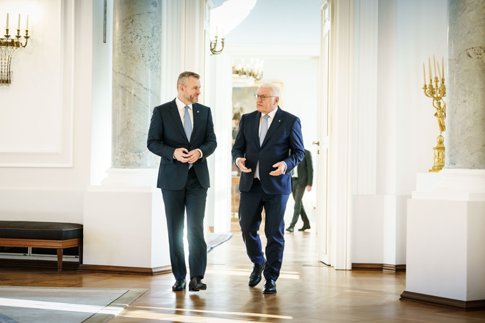 Bundespräsident Steinmeier und Peter Pellegrini laufen durch den Langhanssaal und unterhalten sich (© Bundesregierung/Jesco Denzel) Bundespräsident Steinmeier und Peter Pellegrini laufen durch den Langhanssaal und unterhalten sich