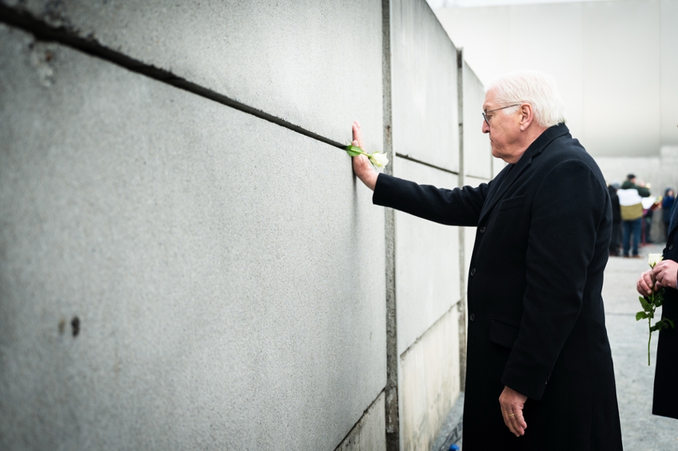 Bundespräsident Steinmeier beim traditionellen Rosen-Stecken (© Stasi Mediathek) Bundespräsident Steinmeier beim traditionellen Rosen-Stecken