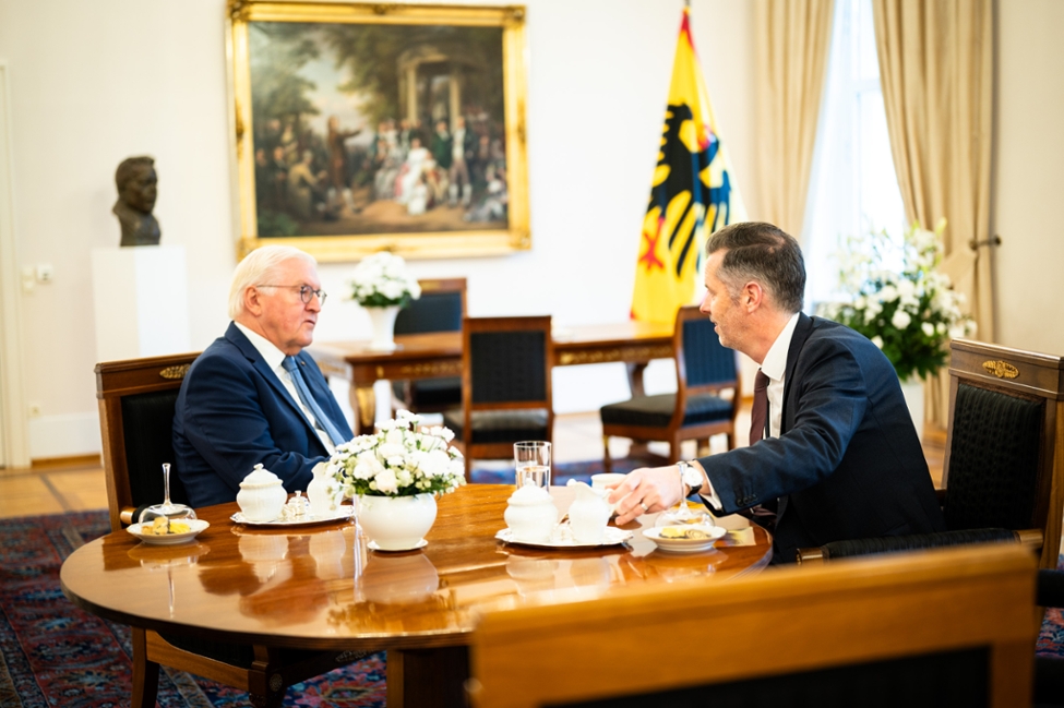 Bundespräsident Steinmeier spricht mit dem FDP-Fraktionsvorsitzenden Christian Dürr am Tisch in Schloss Bellevue (© Bundesregierung/Sandra Steins) Bundespräsident Steinmeier spricht mit dem FDP-Fraktionsvorsitzenden Christian Dürr am Tisch in Schloss Bellevue
