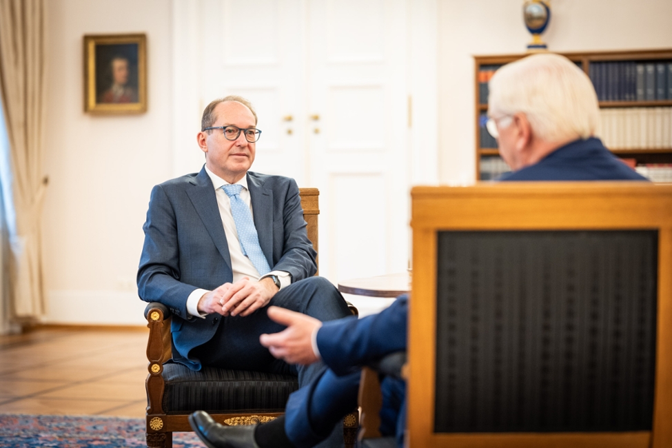 Bundespräsident Steinmeier spricht mit dem Vorsitzenden der CSU-Landesgruppe im Bundestag, Alexander Dobrindt (© Bundesregierung/Guido Bergmann) Bundespräsident Steinmeier spricht mit dem Vorsitzenden der CSU-Landesgruppe im Bundestag, Alexander Dobrindt
