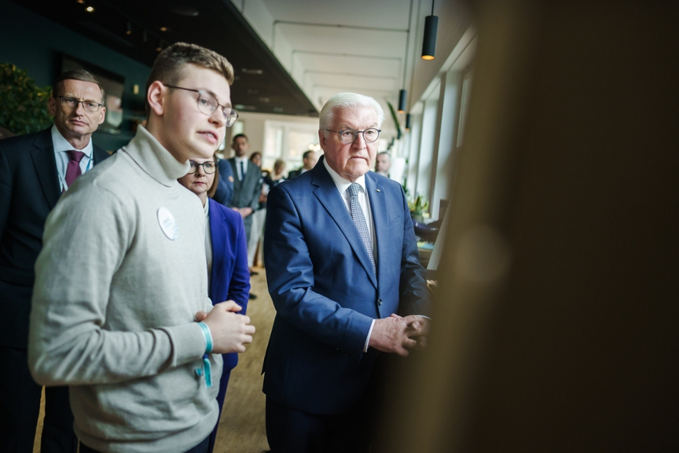 Bundespräsident Frank-Walter Steinmeier lässt sich die "KI seesDisease" von einem Schüler erklären (© Bundesregierung/Denzel) Bundespräsident Frank-Walter Steinmeier lässt sich die "KI seesDisease" von einem Schüler erklären