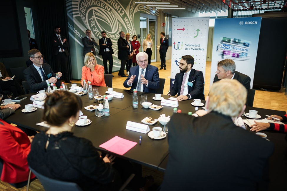 Bundespräsident Steinmeier sitzt mit Expertinnen und Experten am Tisch und diskutiert über die Einsatzmöglichkeiten von Künstlicher Intelligenz (© Bundesregierung/Denzel) Bundespräsident Steinmeier sitzt mit Expertinnen und Experten am Tisch und diskutiert über die Einsatzmöglichkeiten von Künstlicher Intelligenz