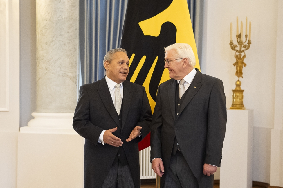 Der Botschafter der Republik Panama, Vladimir Adolfo Franco Sousa, steht mit dem Bundespräsidenten nach der Übergabe seines Beglaubigungsschreibens vor der Standarte (© Bundesregierung/Steffen Kugler) Der Botschafter der Republik Panama, Vladimir Adolfo Franco Sousa, steht mit dem Bundespräsidenten nach der Übergabe seines Beglaubigungsschreibens vor der Standarte