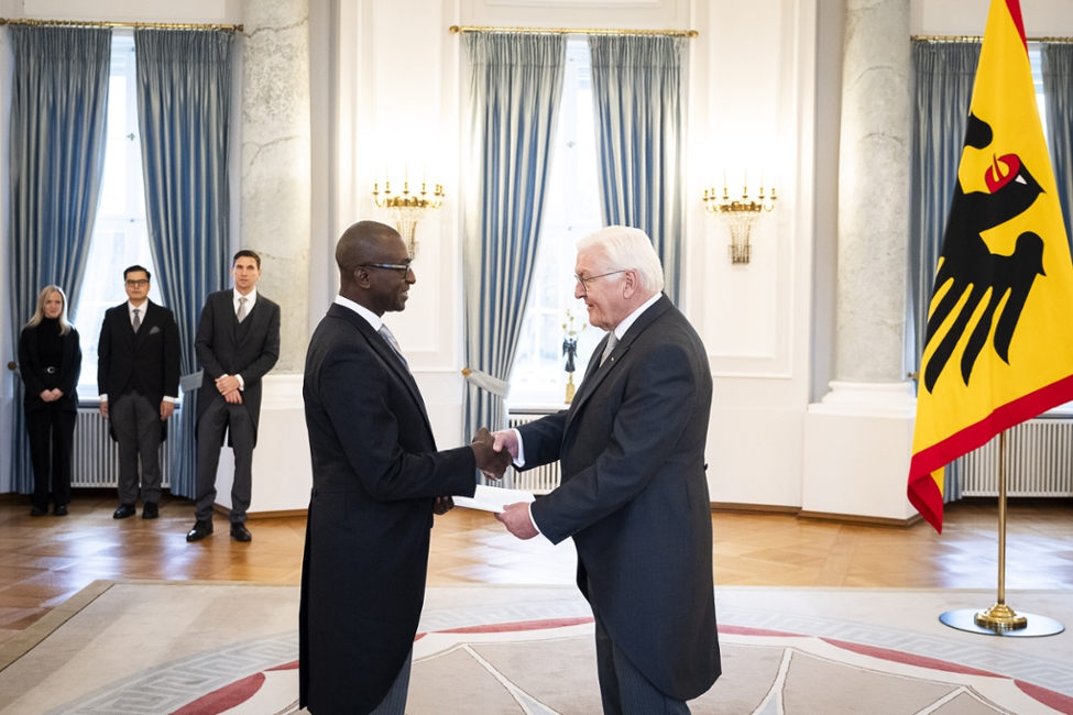 Der designierte Botschafter der Republik Côte d'Ivoire, Abdallah Azize Diabaté, Vladimir Adolfo Franco Sousa, schüttelt dem Bundespräsidenten der Übergabe seines Beglaubigungsschreibens die Hand (© Bundesregierung/Steffen Kugler) Der designierte Botschafter der Republik Côte d'Ivoire, Abdallah Azize Diabaté, Vladimir Adolfo Franco Sousa, schüttelt dem Bundespräsidenten der Übergabe seines Beglaubigungsschreibens die Hand