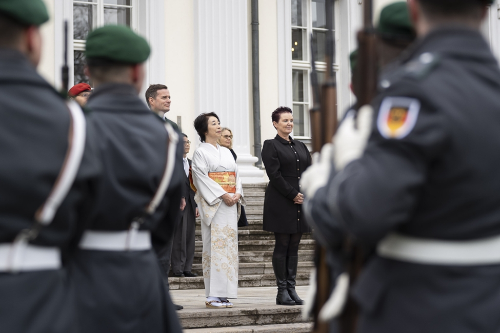 Die Botschafterin von Japan, Mitsuko Shino, beim Fahnenappel der Bundeswehr vor dem Portal von Schloss Bellevue (© Bundesregierung/Steffen Kugler) Die Botschafterin von Japan, Mitsuko Shino, beim Fahnenappel der Bundeswehr vor dem Portal von Schloss Bellevue