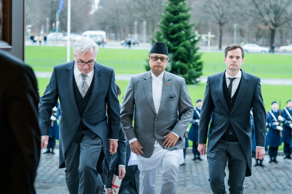 Der Botschafter von Nepal, Shail Rupakheti, gemeinsam mit Mitarbeitenden aus dem Bundespräsidialamt und dem Auswärtigen Amt beim Eintritt ins Schloss Bellevue (© Bundesregierung/Denzel) Der Botschafter von Nepal, Shail Rupakheti, gemeinsam mit Mitarbeitenden aus dem Bundespräsidialamt und dem Auswärtigen Amt beim Eintritt ins Schloss Bellevue