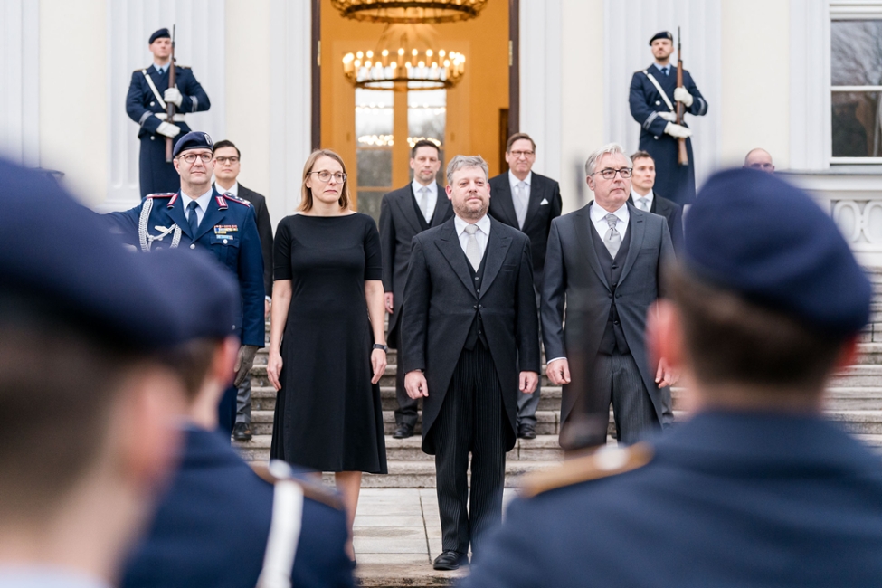 Der Botschafter des Königreichs Belgien, Piet Heirbaut, steht auf den Treppen vor dem Portal von Schloss Bellevue (© Bundesregierung/Denzel) Der Botschafter des Königreichs Belgien, Piet Heirbaut, steht auf den Treppen vor dem Portal von Schloss Bellevue