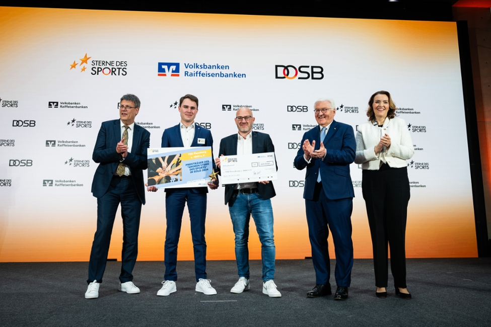 Der Bundespräsident übergibt dem Bundessieger und Gewinner des "Großen Stern des Sports" in Gold 2024 den Preis: TSB Flensburg v. 1865 e.V. (© Bundesregierung/Sandra Steins) Der Bundespräsident übergibt dem Bundessieger und Gewinner des "Großen Stern des Sports" in Gold 2024 den Preis: TSB Flensburg v. 1865 e.V.