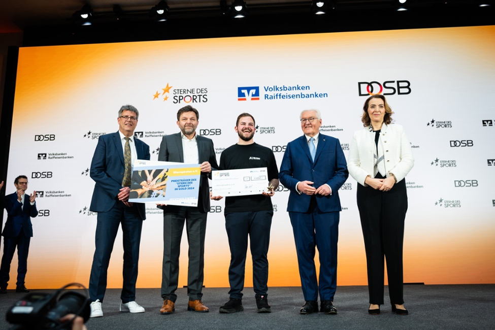 Der Bundespräsident verleiht den 2. Platz und "Stern des Sports" in Gold 2024 an die Werrepiraten e.V. (© Bundesregierung/Sandra Steins) Der Bundespräsident verleiht den 2. Platz und "Stern des Sports" in Gold 2024 an die Werrepiraten e.V.