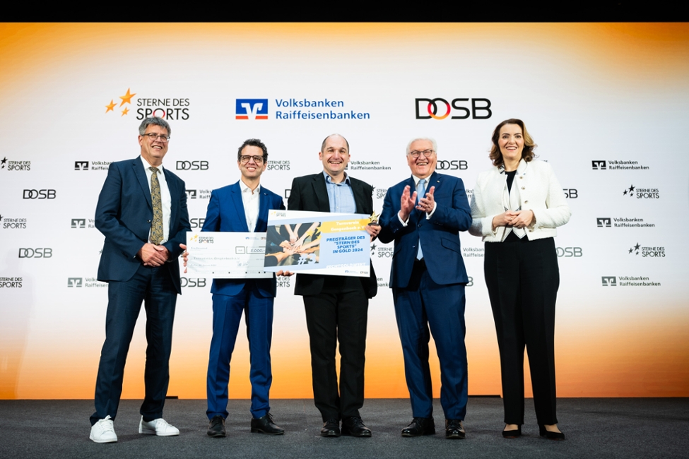Der Bundespräsident verleiht den 3. Platz und "Stern des Sports" in Gold 2024 an den Turnverein Gengenbach e.V. (© Bundesregierung/Sandra Steins) Der Bundespräsident verleiht den 3. Platz und "Stern des Sports" in Gold 2024 an den Turnverein Gengenbach e.V.