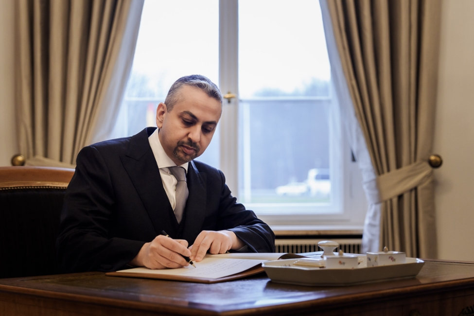 Der Botschafter der Republik Jemen, Loai Yahya Abdulrahman Al-Eryani, trägt sich in Schloss Bellevue ins Gästebuch ein (© Bundesregierung/Denzel) Der Botschafter der Republik Jemen, Loai Yahya Abdulrahman Al-Eryani, trägt sich in Schloss Bellevue ins Gästebuch ein