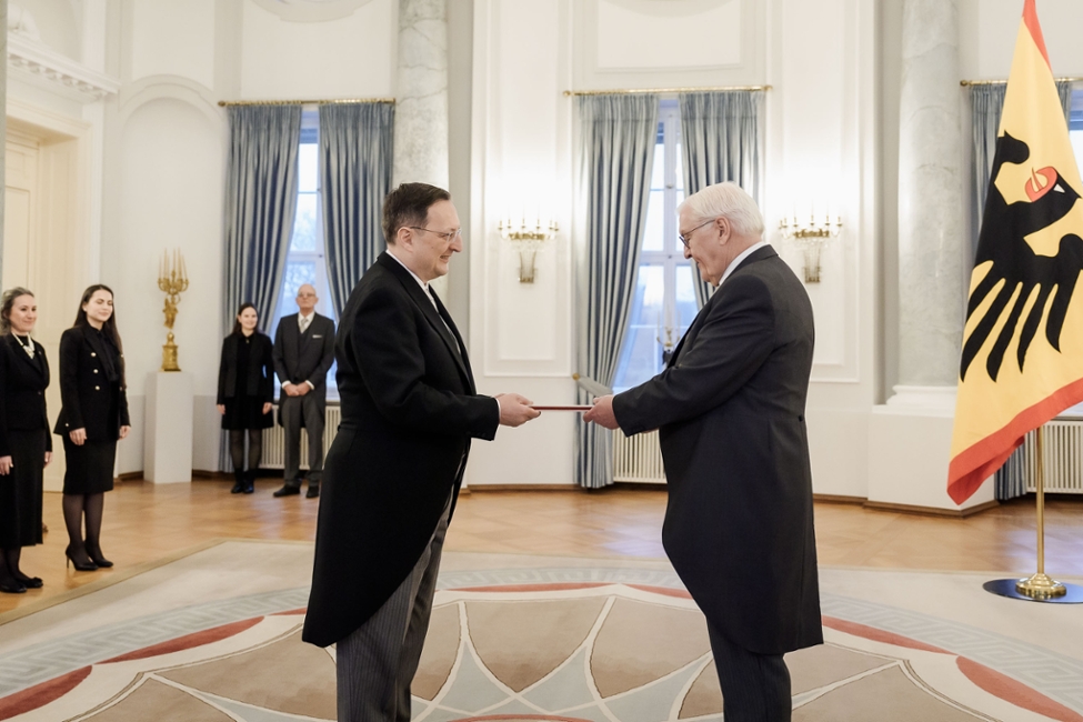 Der Botschafter der Republik Türkiye, Gökhan Turanbei, bei der Übergabe seines Beglaubigungsschreibens an Bundespräsident Steinmeier (© Bundesregierung/Denzel) Der Botschafter der Republik Türkiye, Gökhan Turanbei, bei der Übergabe seines Beglaubigungsschreibens an Bundespräsident Steinmeier