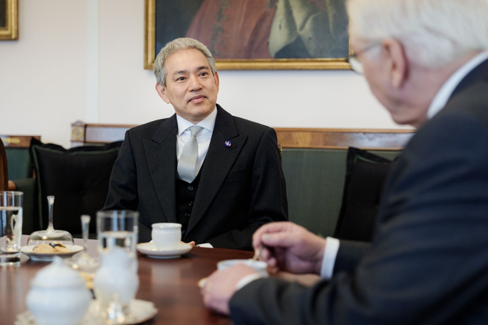 Botschafter des Königreichs Thailand, Chittipat Tongprasroeth, im Gespräch mit Bundespräsident Steinmeier (© Bundesregierung/Denzel) Botschafter des Königreichs Thailand, Chittipat Tongprasroeth, im Gespräch mit Bundespräsident Steinmeier