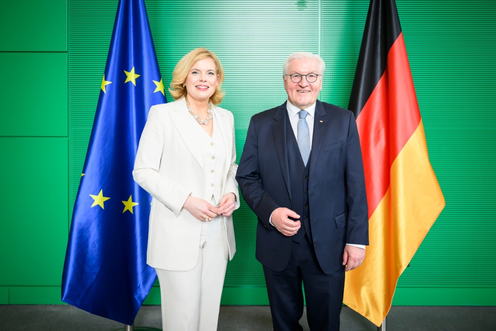 Bundespräsident Steinmeier mit der frisch gewählten Bundestagspräsidentin Julia Klöckner (© Bundesregierung/Güngör) Bundespräsident Steinmeier mit der frisch gewählten Bundestagspräsidentin Julia Klöckner