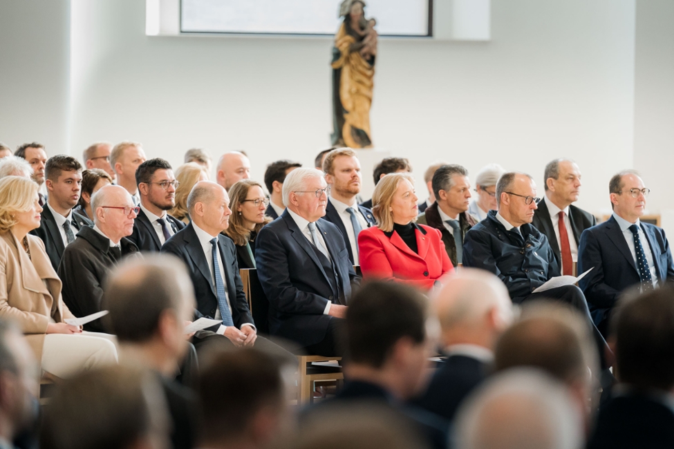 Bundespräsident Steinmeier beim Ökumensichen Gottesdienst in der Sankt Hedwigs-Kathedrale (© Bundesregierung/Denzel) Bundespräsident Steinmeier beim Ökumensichen Gottesdienst in der Sankt Hedwigs-Kathedrale