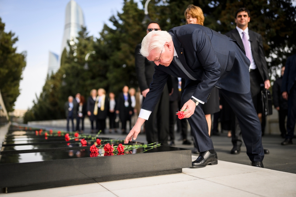 Bundespräsident Frank-Walter Steinmeier und Elke Büdenbender legen Blumen an der Allee der Märtyrer nieder. (© Bundesregierung/Marvin Güngör) Bundespräsident Frank-Walter Steinmeier und Elke Büdenbender legen Blumen an der Allee der Märtyrer nieder.