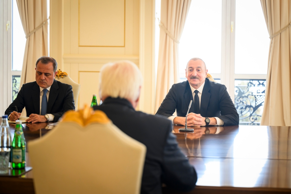 Bundespräsident Frank-Walter Steinmeier und der Präsident der Republik Aserbaidschan, Herr Ilham Alijew, sitzen einander am Tisch gegenüber und unterhalten sich (© Bundesregierung/Marvin Güngör) Bundespräsident Frank-Walter Steinmeier und der Präsident der Republik Aserbaidschan, Herr Ilham Alijew, sitzen einander am Tisch gegenüber und unterhalten sich