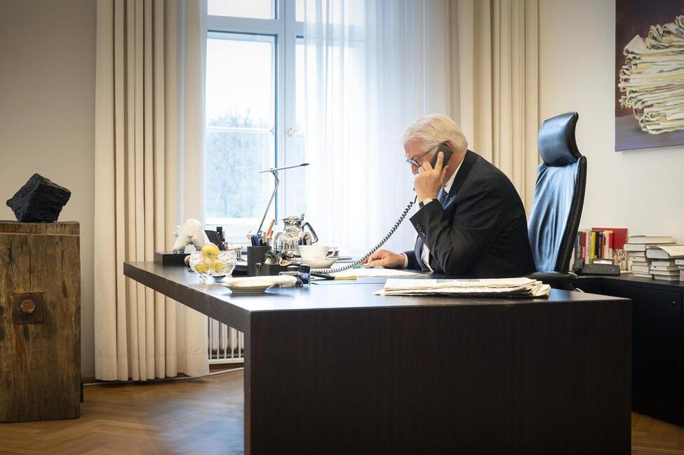 Bundespräsident Frank-Walter Steinmeier in seinem Arbeitszimmer (Archivbild)