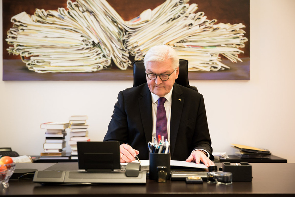 Bundespräsident Frank-Walter Steinmeier in seinem Arbeitszimmer (Archivbild)