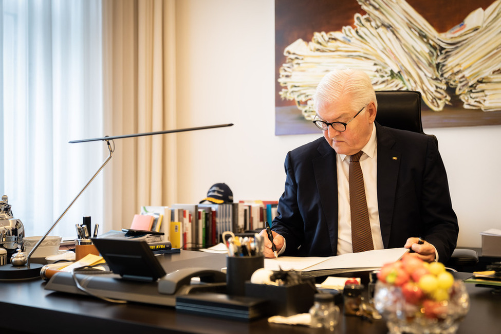 Bundespräsident Frank-Walter Steinmeier in seinem Arbeitszimmer (Archivbild)