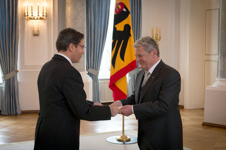 Bundespräsident Joachim Gauck nimmt das Beglaubigungsschreiben von Minas A. Hadjimichael, Botschafter der Republik Zypern, im Langhanssaal von Schloss Bellevue entgegen (© Guido Bergmann) Bundespräsident Joachim Gauck nimmt das Beglaubigungsschreiben von Minas A. Hadjimichael, Botschafter der Republik Zypern, im Langhanssaal von Schloss Bellevue entgegen