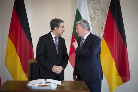 Bundespräsident Joachim Gauck und der Präsident der Republik Bulgarien, Rosen Plevneliev, in der Eingangshalle von Schloss Bellevue (© Sandra Steins) Bundespräsident Joachim Gauck und der Präsident der Republik Bulgarien, Rosen Plevneliev, in der Eingangshalle von Schloss Bellevue
