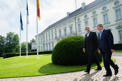 Bundespräsident Joachim Gauck und der Präsident der Republik Estland, Toomas Hendrik Ilves, beim Abschreiten der militärischen Ehren im Park von Schloss Bellevue (© Steffen Kugler) Bundespräsident Joachim Gauck und der Präsident der Republik Estland, Toomas Hendrik Ilves, beim Abschreiten der militärischen Ehren im Park von Schloss Bellevue