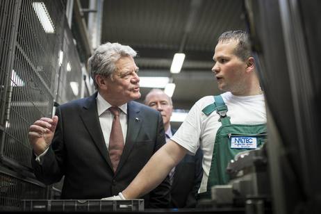 Rundgang in der Werkshalle eines Unternehmens in Eisenach (© Jesco Denzel) Rundgang in der Werkshalle eines Unternehmens in Eisenach