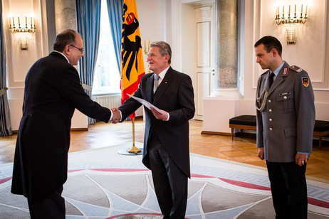 Bundespräsident Joachim Gauck nimmt das Beglaubigungsschreiben von Herrn Alberto Guani Amarilla, Botschafter der Republik Östlich des Uruguay, im Langhanssaal von Schloss Bellevue entgegen (© Steffen Kugler) Bundespräsident Joachim Gauck nimmt das Beglaubigungsschreiben von Herrn Alberto Guani Amarilla, Botschafter der Republik Östlich des Uruguay, im Langhanssaal von Schloss Bellevue entgegen