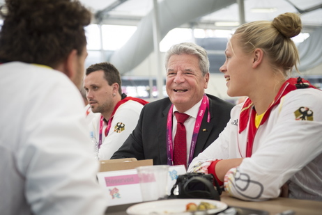Bundespräsident Joachim Gauck im Gespräch mit Sportlerinnen und Sportlern im Paralympischen Dorf (© Sandra Steins) Bundespräsident Joachim Gauck im Gespräch mit Sportlerinnen und Sportlern im Paralympischen Dorf