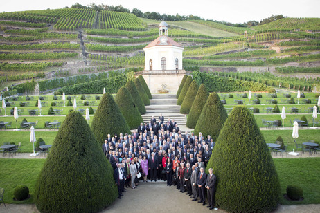 Gruppenbild der Diplomaten im Sächsischen Staatsweingut Schloss Wackerbarth (© Guido Bergmann) Gruppenbild der Diplomaten im Sächsischen Staatsweingut Schloss Wackerbarth