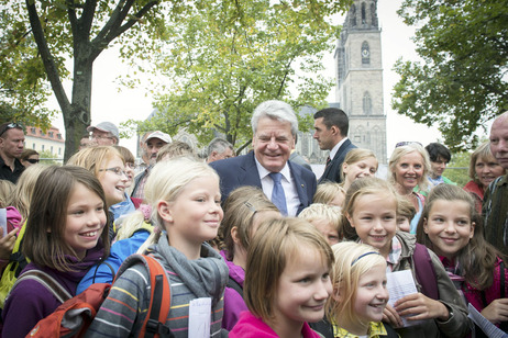 Bundespräsident Joachim Gauck mit Kindern vor dem Magdeburger Dom (© Guido Bergmann) Bundespräsident Joachim Gauck mit Kindern vor dem Magdeburger Dom
