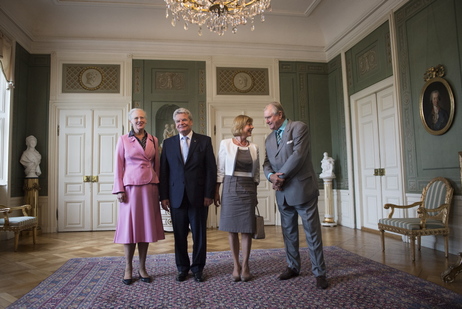 Bundespräsident Joachim Gauck und Daniela Schadt mit Königin Margrethe II. und Prinz Henrik von Dänemark auf Schloss Fredensborg (© Sandra Steins) Bundespräsident Joachim Gauck und Daniela Schadt mit Königin Margrethe II. und Prinz Henrik von Dänemark auf Schloss Fredensborg