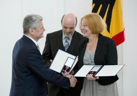 Bundespräsident Joachim Gauck mit den Ordensträgern Christine und Matthias Storck