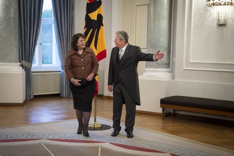 Bundespräsident Joachim Gauck mit der Botschafterin der Republik Seychellen, Vivianne Simone Fock Tave (© Gero Breloer) Bundespräsident Joachim Gauck mit der Botschafterin der Republik Seychellen, Vivianne Simone Fock Tave