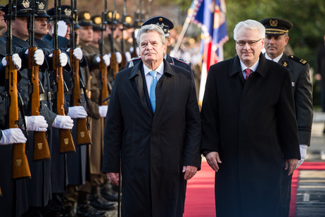 Bundespräsident Joachim Gauck wird vom Präsidenten der Republik Kroatien, Ivo Josipovic, mit militärischen Ehren begrüßt (© Jesco Denzel) Bundespräsident Joachim Gauck wird vom Präsidenten der Republik Kroatien, Ivo Josipovic, mit militärischen Ehren begrüßt