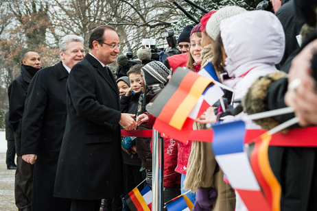 Bundespräsident Joachim Gauck und der Präsident der Französischen Republik, François Hollande, nach dem Empfang mit militärischen Ehren mit Berliner Schülerinnen und Schülern