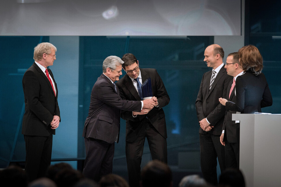 Bundespräsident Joachim Gauck zeichnet das Gewinnerteam um Dr. Jens König für ihr Projekt 'Ultrakurzpulslaser für die industrielle Massenfertigung – produzieren mit Lichtblitzen' mit dem Deutschen Zukunftspreis 2013 aus (© Jesco Denzel) Bundespräsident Joachim Gauck zeichnet das Gewinnerteam um Dr. Jens König für ihr Projekt 'Ultrakurzpulslaser für die industrielle Massenfertigung – produzieren mit Lichtblitzen' mit dem Deutschen Zukunftspreis 2013 aus