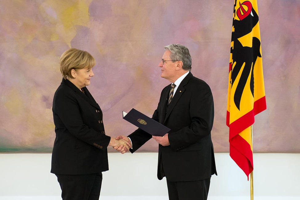 Bundespräsident Joachim Gauck händigt Bundeskanzlerin Angela Merkel ihre Ernennungsurkunde in Schloss Bellevue aus
