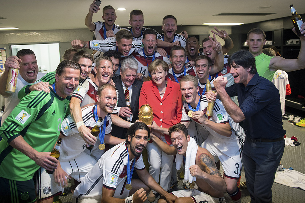 Bundespräsident Joachim Gauck und Bundeskanzlerin Angela Merkel feiern den vierten Weltmeistertitel nach 1954, 1974 und 1990 mit der Nationalelf (© Guido Bergmann) Bundespräsident Joachim Gauck und Bundeskanzlerin Angela Merkel feiern den vierten Weltmeistertitel nach 1954, 1974 und 1990 mit der Nationalelf