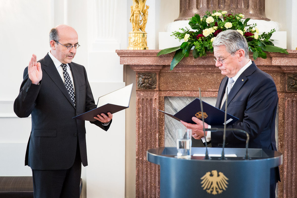 Bundespräsident Joachim Gauck überreicht Ulrich Maidowski die Ernennungsurkunde und vereidigt ihn zum Bundesverfassungsrichter