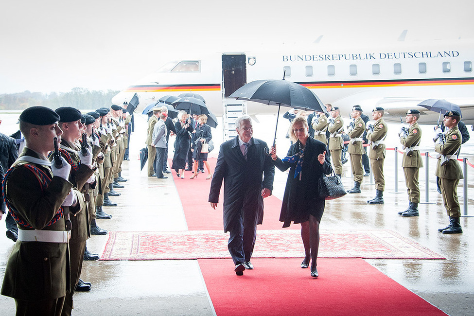 Bundespräsident Joachim Gauck und Daniela Schadt treffen anlässlich des Staatsbesuchs im Großherzogtum Luxemburg auf dem Flughafen Findel ein