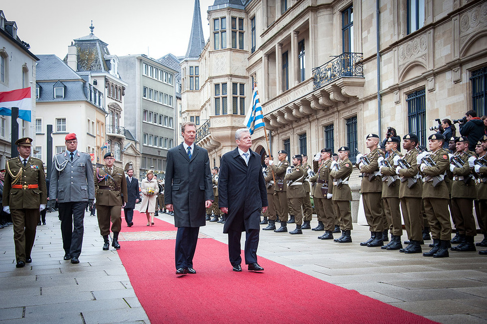 Bundespräsident Joachim Gauck und Daniela Schadt werden mit militärischen Ehren durch Großherzog Henri von Luxemburg anlässlich des Staatsbesuchs im Großherzogtum Luxemburg begrüßt 