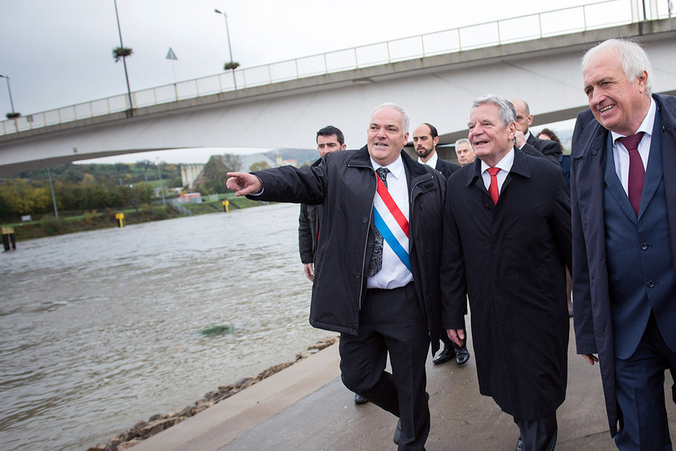 Bundespräsident Joachim Gauck im Austausch mit dem Bürgermeister der Gemeinde Schengen, Ben Homan (li) und dem Präsidenten der Tourismusvereinigung "Schengen asbl", Roger Weber anlässlich des Staatsbesuchs im Großherzogtum Luxemburg