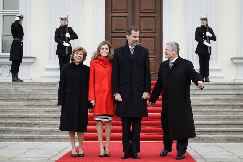 Bundespräsident Joachim Gauck und Daniela Schadt begrüßen König Felipe VI und Königin Letizia von Spanien vor dem Portal von Schloss Bellevue