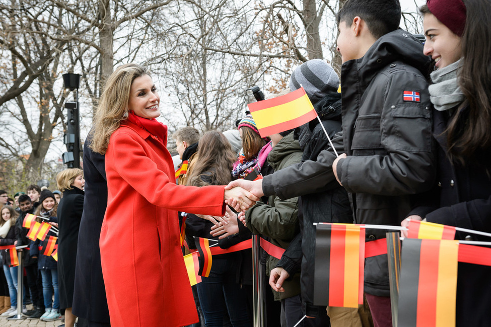 Bundespräsident Joachim Gauck und Daniela Schadt begrüßen gemeinsam mit König Felipe VI und Königin Letizia von Spanien Schülerinnen und Schüler des Berliner Robert-Blum-Gymnasiums