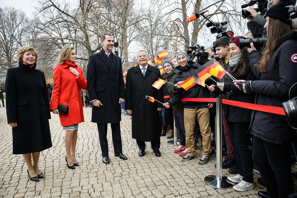 Bundespräsident Joachim Gauck und Daniela Schadt begrüßen gemeinsam mit König Felipe VI und Königin Letizia von Spanien Schülerinnen und Schüler des Berliner Robert-Blum-Gymnasiums